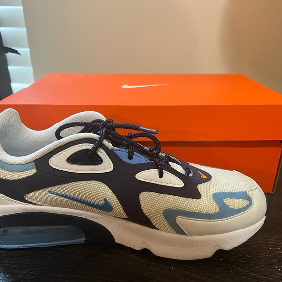 Nikes Shoes with box - Picture 5 of 5